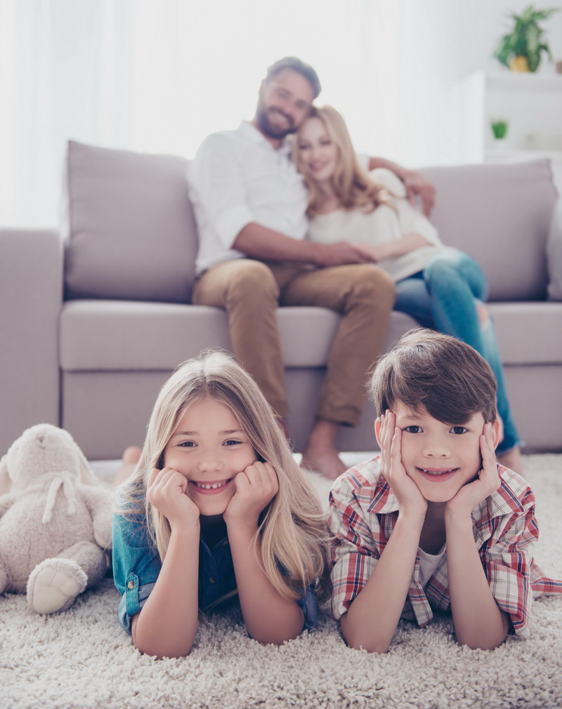 Familie im Wohnzimmer
